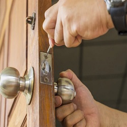 How To Look For A Professional Locksmith In Your Area?